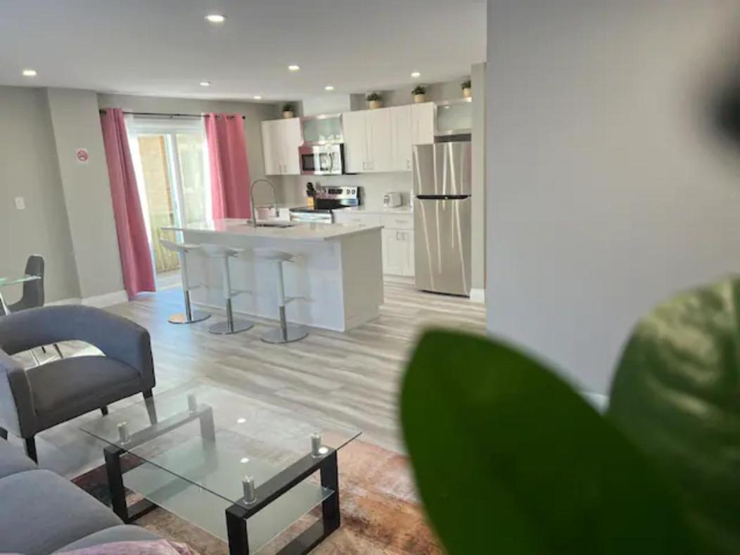 Entire 2 Bedroom Apartment Downtown - U2 كيتشنر المظهر الخارجي الصورة